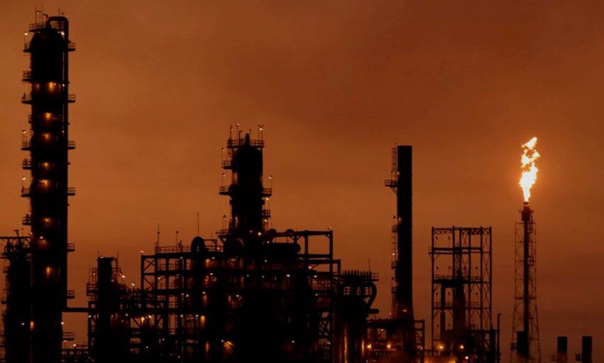 Petróleo fecha misto entre riscos geopolíticos no Oriente Médio e aceno de Putin por paz